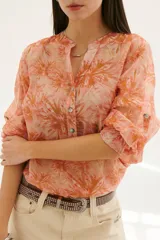 Camisa color coral con estampado floral, cuello mao y mangas 3/4 con volados.
