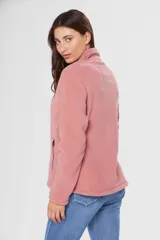 Campera polar azul marino con cuello alto y cierre frontal. Tiene bolsillos laterales con cierre y logo bordado en el pecho.