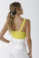 Crop top blanco de tejido de punto acanalado, con breteles anchos y escote cuadrado.