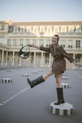 Botas de cuero negro con caña desmontable que se sujeta con una tobillera de velcro.