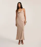 Vestido midi color beige confeccionado en satén texturizado, con breteles finos y escote drapeado.