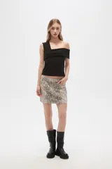 Minifalda de jean color beige con estampado animal print en tonos marrones.