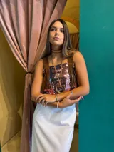 Top marrón con lentejuelas de colores y flecos.