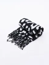 Bufanda rectangular negra con estampado animal print en color beige y flecos en los extremos.