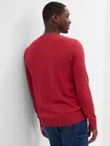 Buzo de punto rojo con cuello redondo y mangas largas.