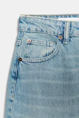 Jeans de tiro medio, estilo balloon baggy, color gris oscuro lavado. Presenta pierna muy ancha y largo completo, con aberturas sutiles en los bajos.