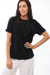 Blusa marrón de poliéster con textura plisada y mangas cortas con volados.