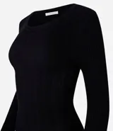 Suéter negro de punto acanalado con mangas largas y cuello redondo.