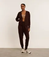 Pantalón jogger deportivo marrón de microfibra con cintura elástica y tobillos ajustados. Ideal para actividades deportivas o para un look casual y cómodo.
