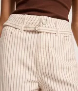 Pantalón wide leg de cintura alta con rayas verticales, bolsillos y cinturón fino de tela.