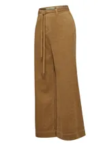 Pantalón de pana verde militar, de tiro alto y pierna recta, con lazo en la cintura.