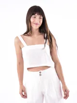 Top corto blanco de breteles anchos y escote cuadrado.