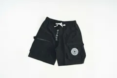 Bermuda negra confeccionada en nylon liviano, con cintura elastizada con cordón, bolsillos laterales y bolsillos cargo.