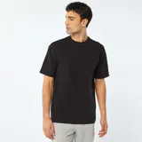 Remera negra de algodón, corte estándar y cuello redondo.