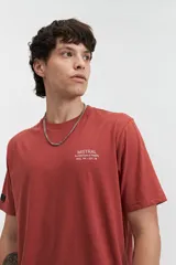 Remera celeste de manga corta con cuello redondo y estampado en la espalda con imágenes de arquitectura y texto.