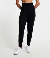 Pantalón deportivo tipo jogger color negro, confeccionado en viscosa, con elástico y lazo en la cintura y bolsillos laterales.