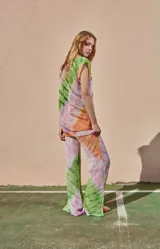 Remera de textura calada con escote en V y diseño degradado en tonos rosa y gris.