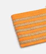 Clutch de playa con cierre superior y diseño a rayas horizontales en color naranja y beige.