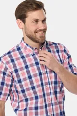 Camisa de hombre a cuadros azules y blancos, de manga corta, con cuello abotonado y botones personalizados.