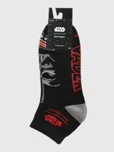 Calcetines cortos negros con diseño de la máscara de Darth Vader de Star Wars. Presentan el logo de Star Wars en rojo y la marca Hush Puppies en rojo en el borde superior. El talón es gris y la punta tiene detalles en rojo, gris y blanco que simulan la rejilla del casco.