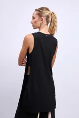 Blusa sin mangas color negro, de corte recto y largo irregular.