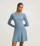 Vestido corto evasé con cuello polo, confeccionado en punto leve con viscosa certificada y botones en el escote.