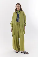 Pantalón marrón de lino con corte palazzo, cintura elastizada y cordón ajustable.