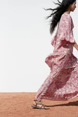 Falda larga de tiro alto con cintura elástica y tejido plisado con estampado floral en tonos rosa y lila.