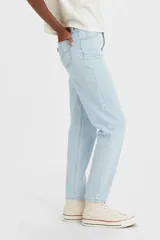 Jeans de tiro alto estilo mom, en color azul claro con acabado stonewash, confeccionados en 100% algodón.
