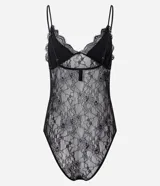 Body de encaje negro con copas triangulares y escote en V con borde festoneado. Posee breteles finos ajustables y es de corte cavado.