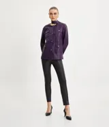 Pantalón skinny de sarga resinada con estampado animal print de jaguar, cintura alta con trabillas, cierre con cremallera y botón, bolsillos delanteros y traseros.