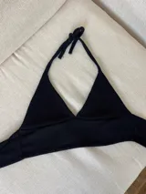 Top negro con diseño triangular y tirantes para atar.