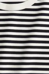 Remera de manga corta con cuello redondo y estampado de rayas horizontales negras y blancas.