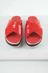 Chinelas rojas con plataforma blanca y suela marrón.