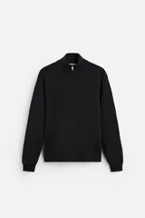 Jersey negro de punto de algodón, corte recto, cuello perkins con cremallera metálica y mangas largas terminadas en rib.
