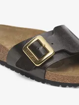 Sandalias Birkenstock Catalina color negro con hebilla dorada ajustable.