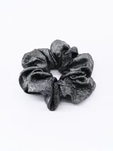 Coletero negro con brillo plateado.