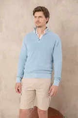 Sweater azul de algodón pigmentado con medio cierre y cuello alto.