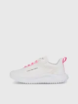 Zapatillas urbanas Calvin Klein Jeans modelo Eva Runner, color blanco con detalles en rosa. Confeccionadas en poliéster reciclado y malla, con cordones rosas y logo de la marca en el lateral.