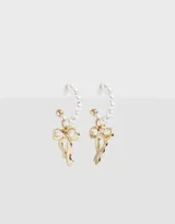 Aros argolla dorados con perlas y dije de moño dorado.
