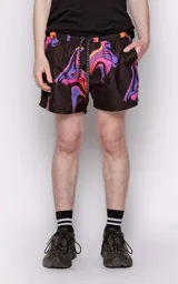 Short de baño negro con estampado abstracto en tonos violeta, naranja y rosa.