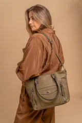 Cartera bandolera de símil cuero color marrón claro, con doble asa rígida y correa regulable. Presenta dos bolsillos frontales con cierre vertical y un bolsillo frontal con solapa y botón. Cuenta con dos divisiones internas.