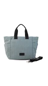 Cartera negra tipo tote bag con diseño capitoneado, doble asa corta y correa larga ajustable. Incluye bolsillos laterales y bolsillo frontal amplio.