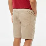 Bermudas color beige con cintura elastizada ajustable con cordón.