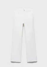Pantalón de jean blanco, de corte recto, con tiro medio, cinco bolsillos y cierre frontal con cremallera y botón.