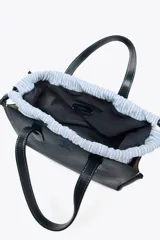 Bolso shopper azul marino de mano con doble asa y pespuntes a contratono. Incluye bolsa de tela extraíble con cierre fruncido y correa extraíble de tejido para usar como bandolera.