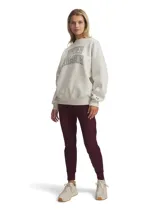 Buzo Under Armour de mujer, modelo Rival Fleece Oversized, color blanco hueso con logo Under Armour en el frente. Corte holgado y tejido polar suave.