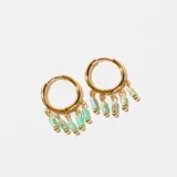 Aros tipo argolla dorados con dijes colgantes de cuentas cilíndricas color verde agua y cuentas esféricas doradas.