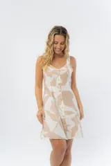 Vestido corto con estampado abstracto en tonos beige y blanco, breteles anchos, escote en V y abotonadura frontal.