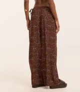 Pantalón de playa marrón con estampado paisley, de corte palazzo y cintura con lazo.
